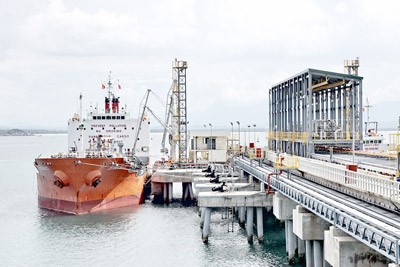 A vessel receives the first batch of jet fuel produced by Dung Quat Refinery. (Photo:SGGP) A vessel receives the first batch of jet fuel produced by Dung Quat Refinery. (Photo:SGGP)